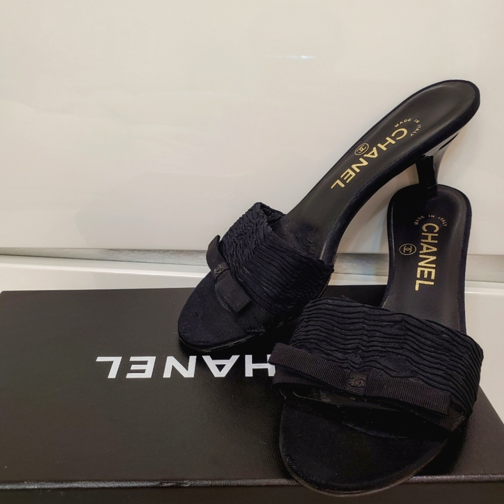 Chanel 36.5 black pumps
